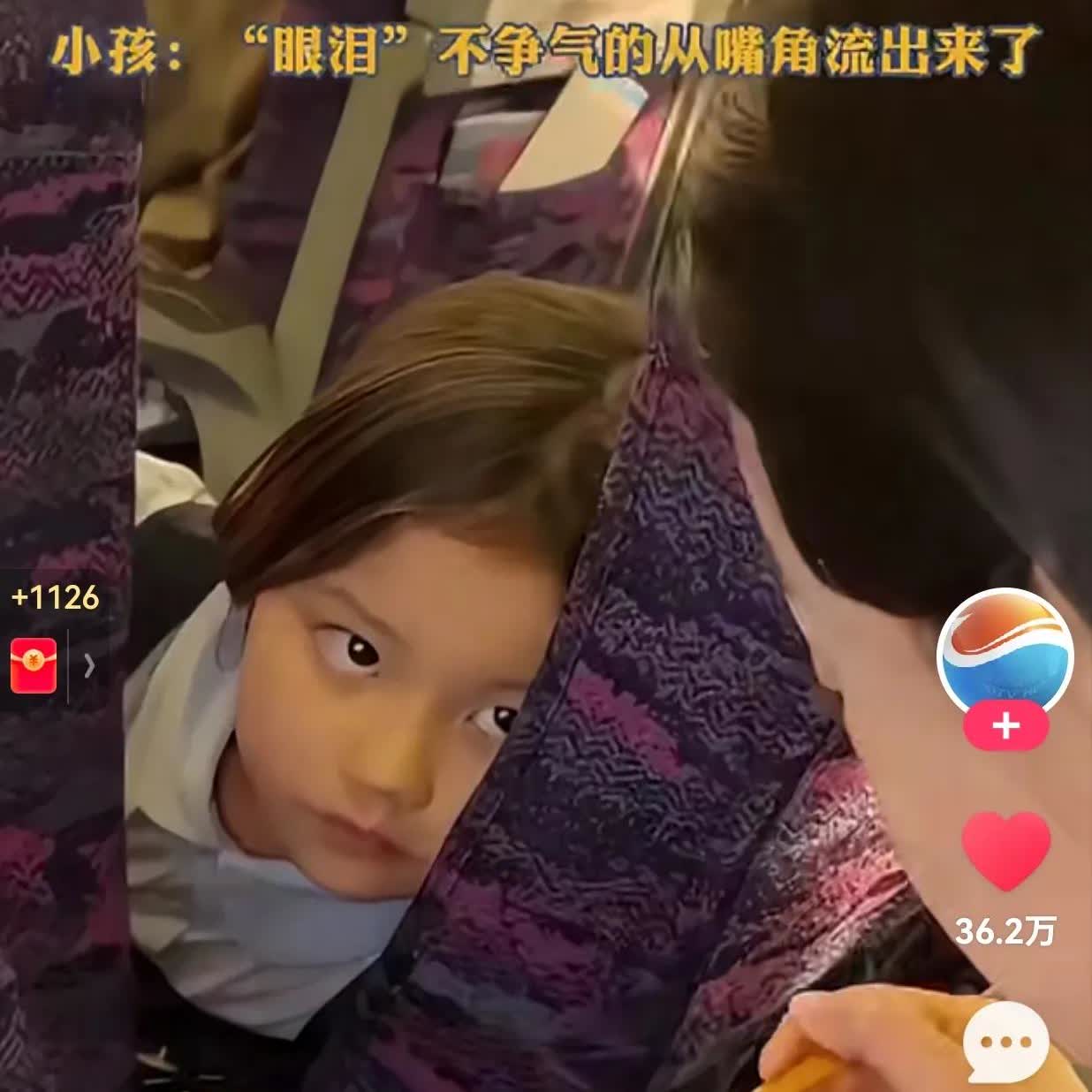 太馋了，也太可爱了吧！还知道礼尚往来，真的还挺有礼貌呢？

高铁上，一女子饿