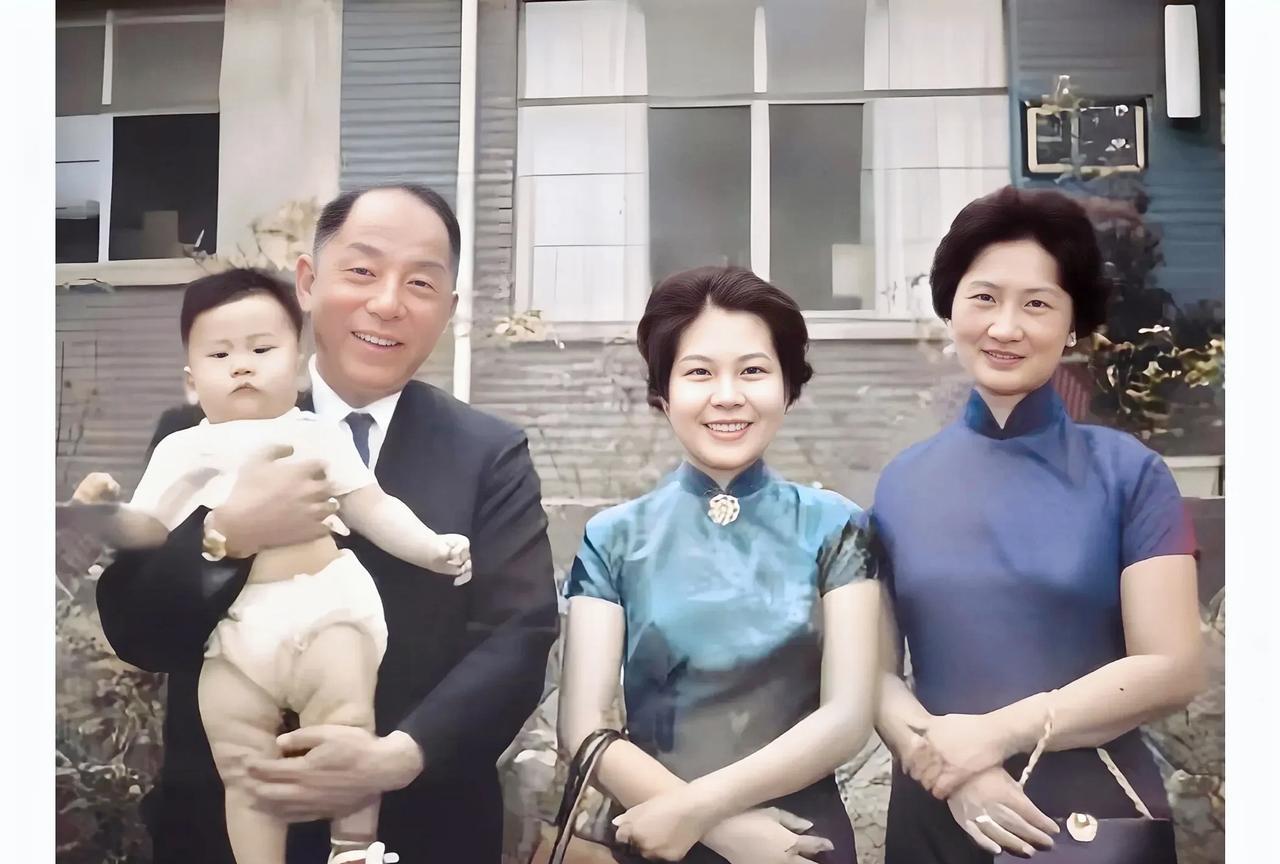 上世纪六十年代初，台湾，张学良将军与妻子赵四小姐和儿媳陈淑贞、孙子张居信的合影老