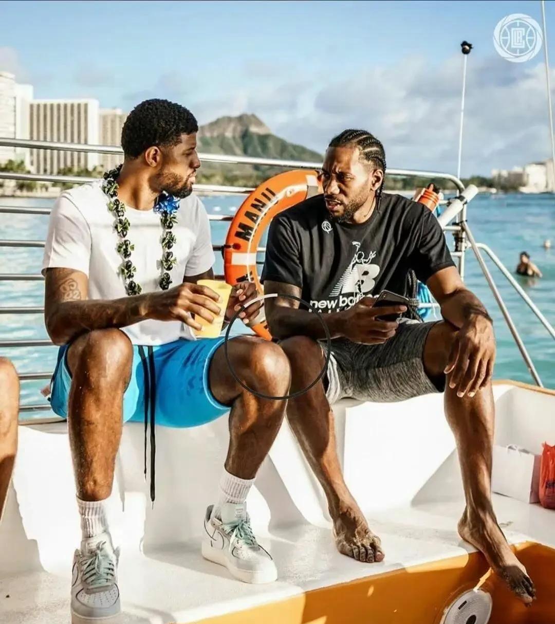 伦纳德和哈登都是2026-2027赛季到期，哈登最后一年部分保障，伦纳德全额，这