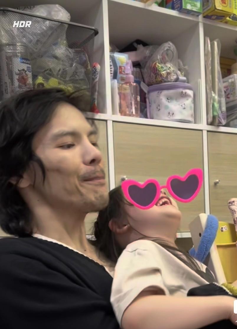 向佐发布给女儿读书的视频。
结果女儿全程都在捣蛋，压根没想听向佐读书。
甚至玩到