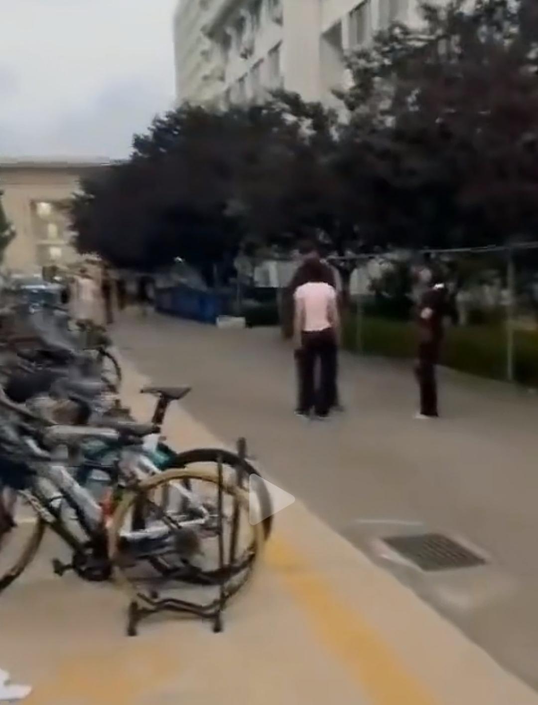 哪个男人忍受得了？大街上，女友当着闺蜜的面打男友耳光，她笃定男友不会还手，闺蜜认