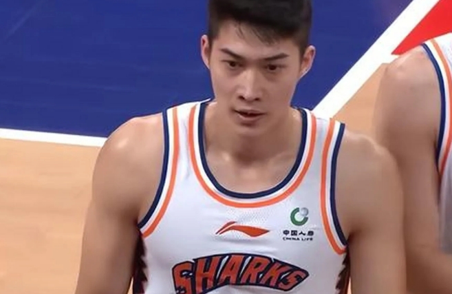 CBA休赛期首笔交易诞生！北京时间7月10日下午，上海男篮与江苏男篮进行了球员交