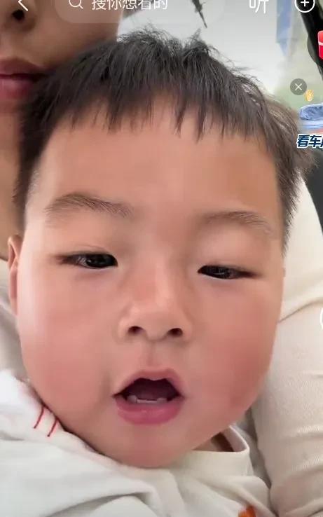 张名扬的儿子终于会叫爸爸了，他的儿子现在一岁五个月了，在外面训练比赛时间很长，一