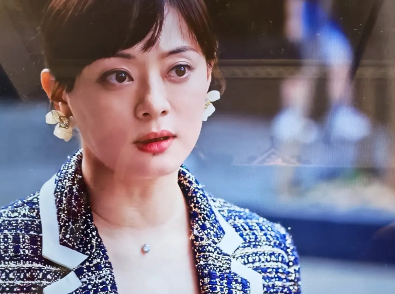 《蛮好的人生》胡曼黎的这个钻石坠怎么没有链子，怎么镶上去的。
不会是在胸口上打个
