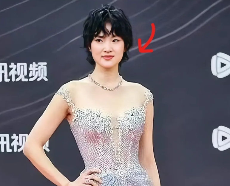 姚安娜这辈子也太让人羡慕了吧

她的脸型是典型的富贵脸

额头方正饱满，下颌骨宽