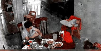 立即整改！2岁宝宝不断地从宝宝座椅里摔下来。
家庭监控视频中显示，2岁宝宝从座椅