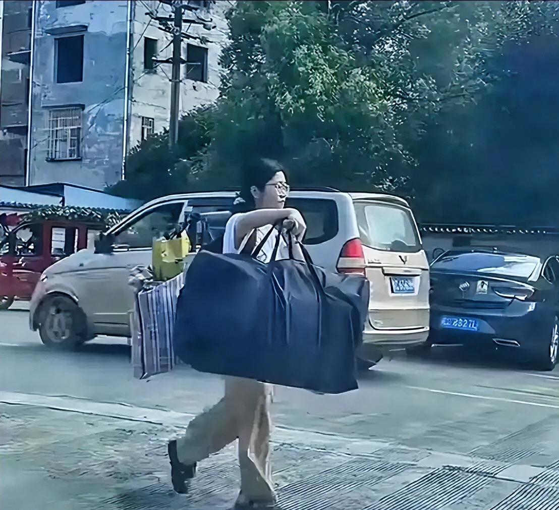 我发现很多农村出来的孩子懂事的让人心疼。
在广西桂林，高考刚刚结束，一位女孩没有