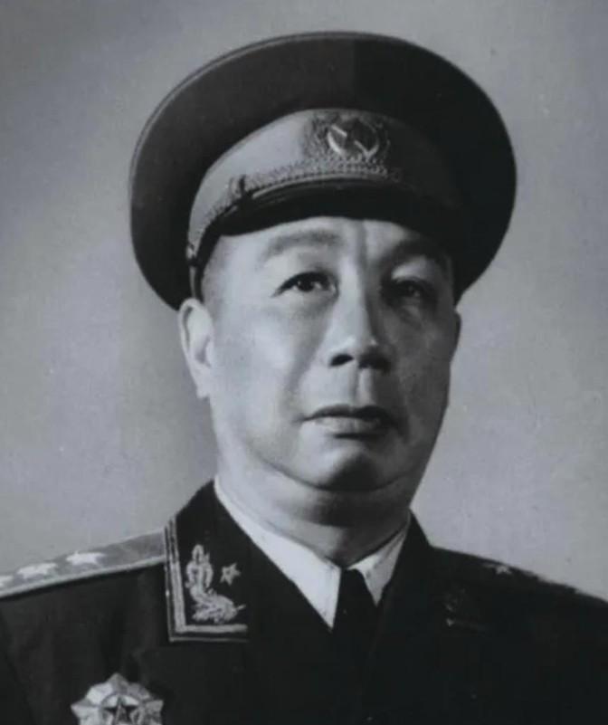 1937年，陈士榘抓了一个日军俘虏，谁知路过悬崖时，日军俘虏突然头撞向他腹部，一