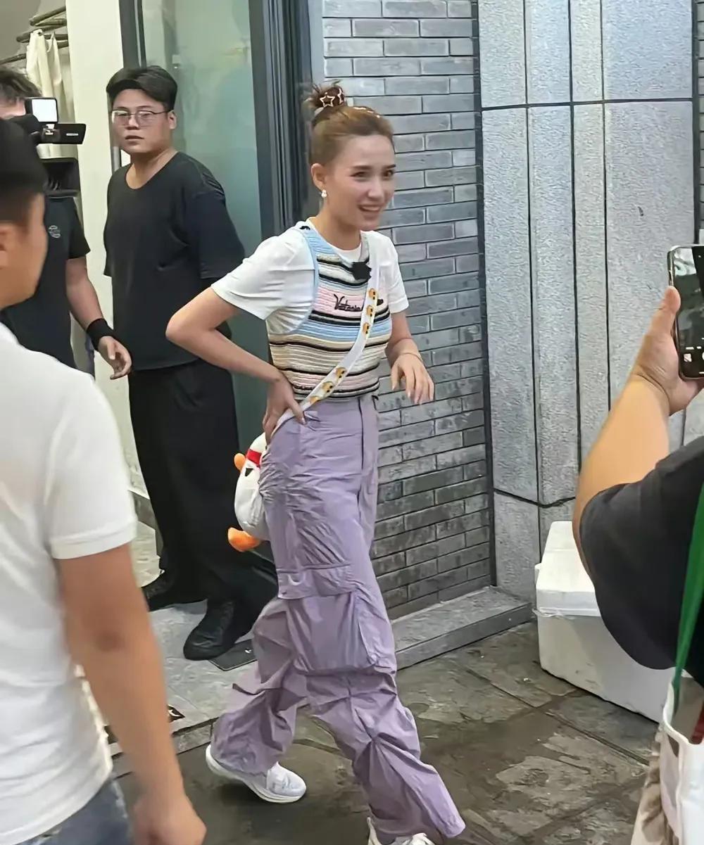 何超莲是含着金钥匙出生了，走哪里都自带光环，她的讨论和吸睛热度不输大明星们。如果