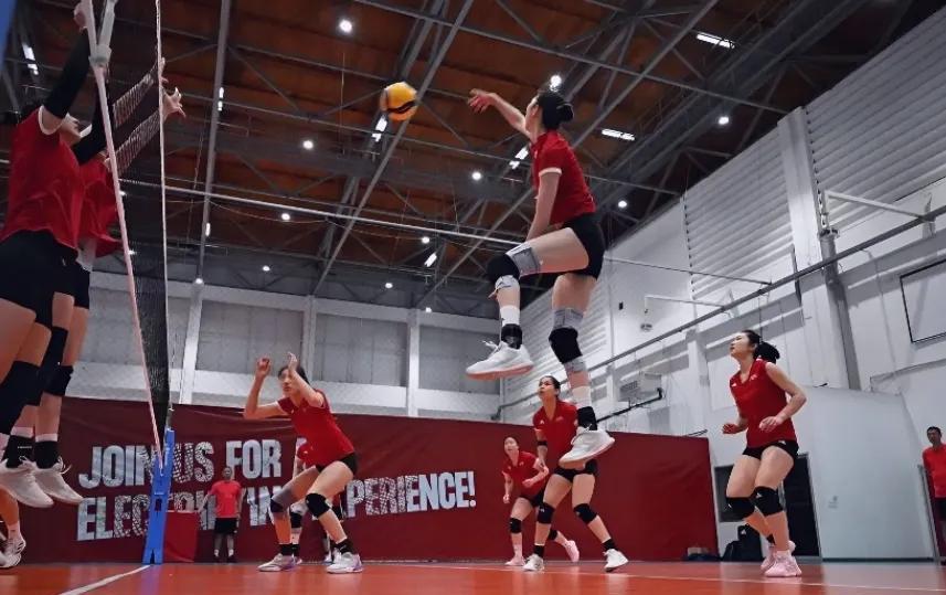 中国女排内战：吴梦洁扣球画面让人目瞪口呆，弹跳真的离谱！
队内对抗赛就是有意思，