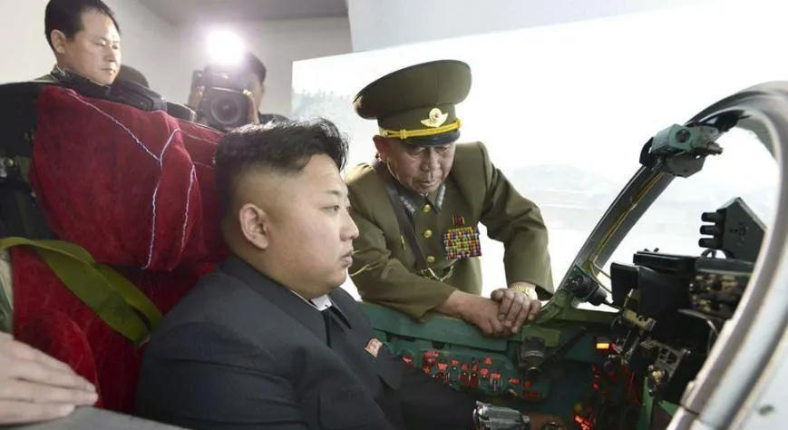 金正恩坐在驾驶舱里的这驾战机是什么年代的飞机，现在还能起飞吗？