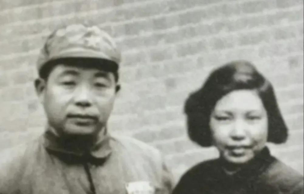 1949年，陈赓把“妹妹”送到陈锡联那里，对他说：“胖子！你觉得我妹妹漂亮吗？”