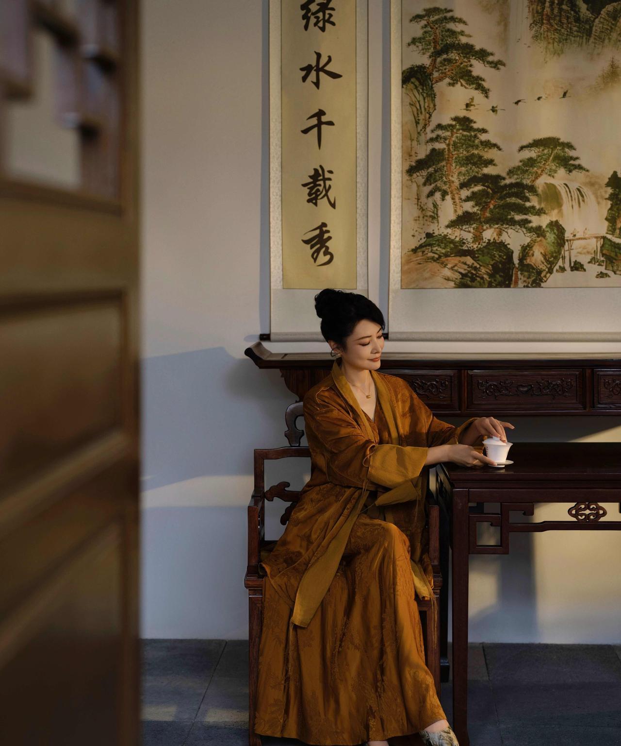 静坐品茗，感受生活的诗意。