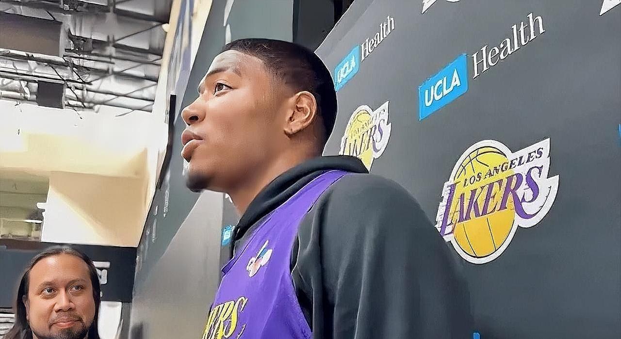 八村垒坦言浓眉穿蓝色球衣很奇怪！
今日湖人将对阵独行侠，赛前，八村垒谈到了将对阵