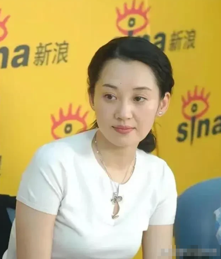 众多女演员中，我是最喜欢她，50多岁仍知性优雅，别人是越老就有老人味，她反而是越