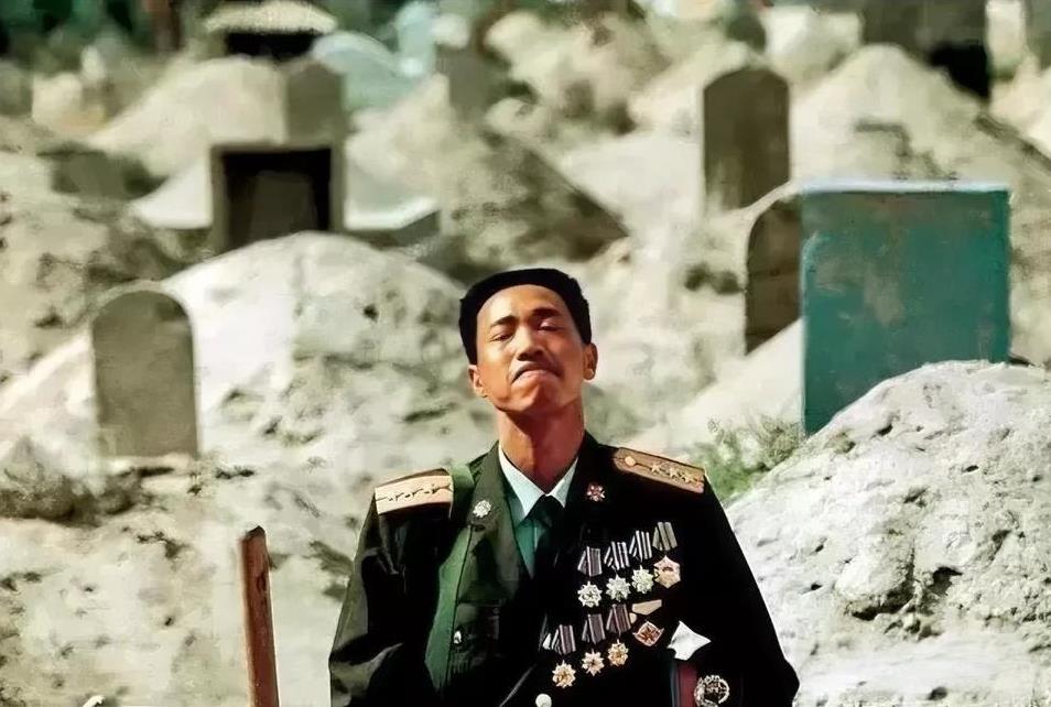 千里孤坟，
无处话凄凉，
第一次看这张照片时，
瞬间泪流满面……
任务期间，妻子