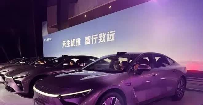 这就是赤裸裸的现实！
油车20万：使用10年，油费8万，能卖2万！
电车20