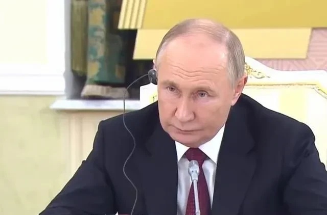 莫斯科遭遇耻辱性一刻，普京动怒，对乌展开猛烈报复，基辅想和谈。



死鸡一说谈