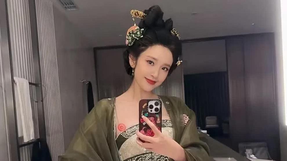 唐艺昕唐装美照爆红，疑似复出暗示