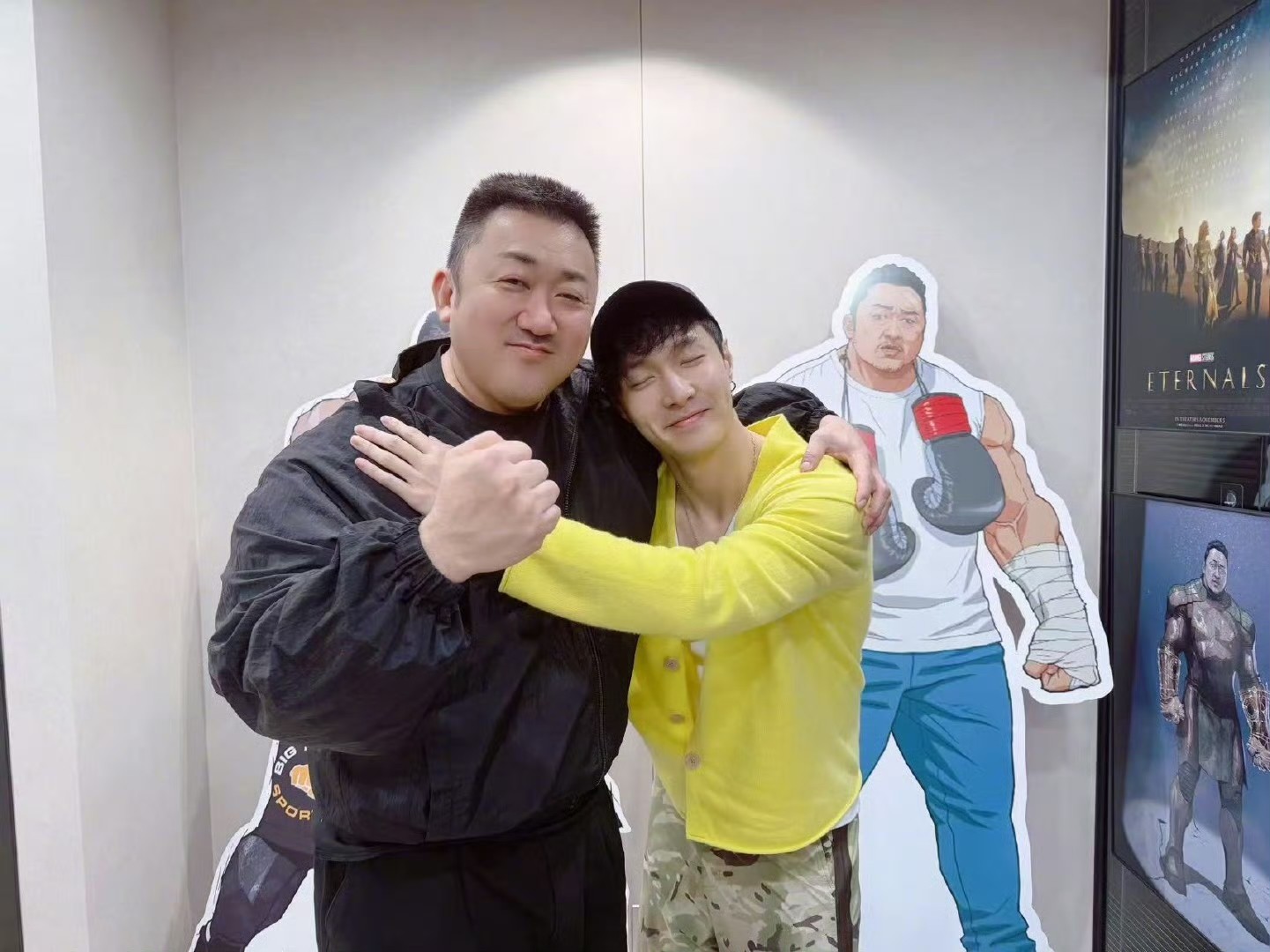 张艺兴站在马东锡旁边瞬间变成小只男，这体型差也太萌了，硬汉大叔配小绵羊既视感?