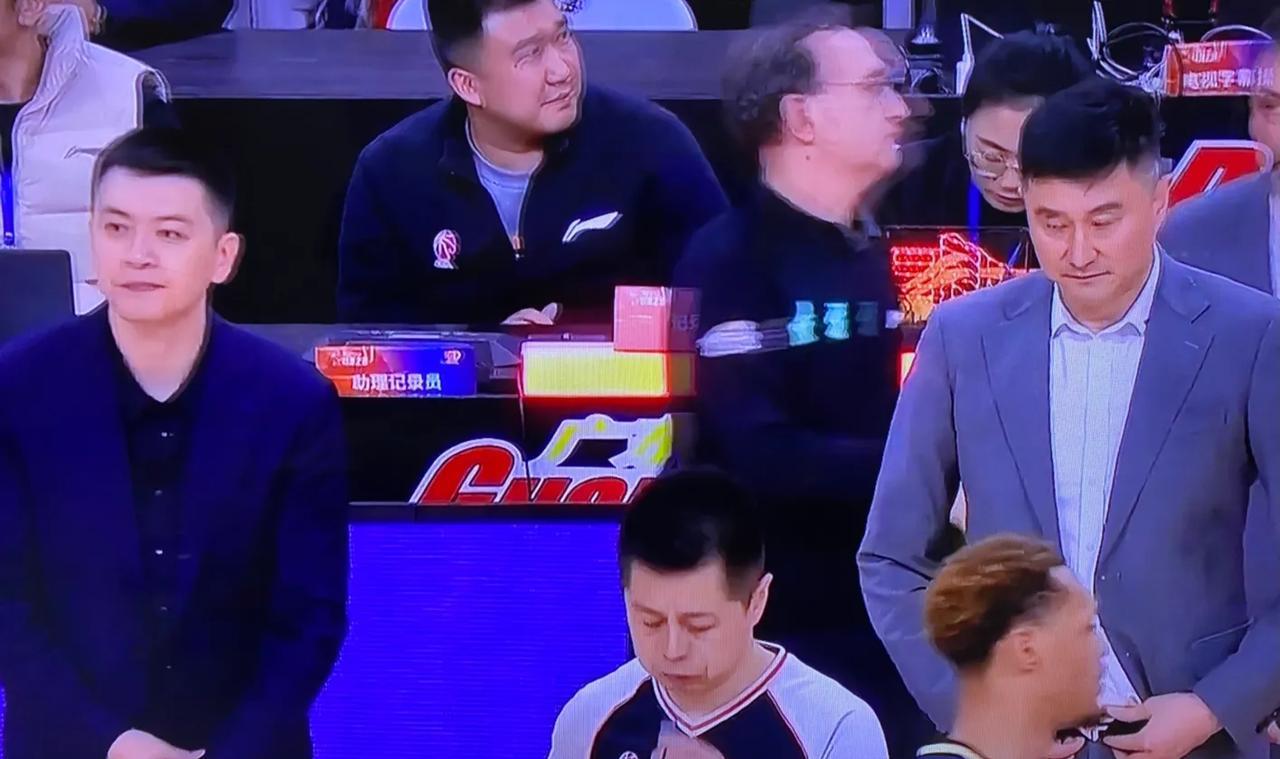 水媒体谢里夫越来越不成熟了，辽宁赛前他一个劲在奶辽宁队，结果输了44分。现在他又