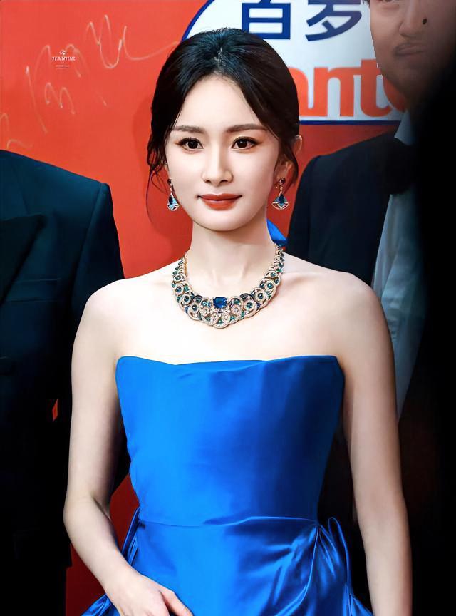 家人们！杨幂在公开场合感谢章子怡，一句“姐很照顾我”瞬间炸出超多话题！
在娱乐圈