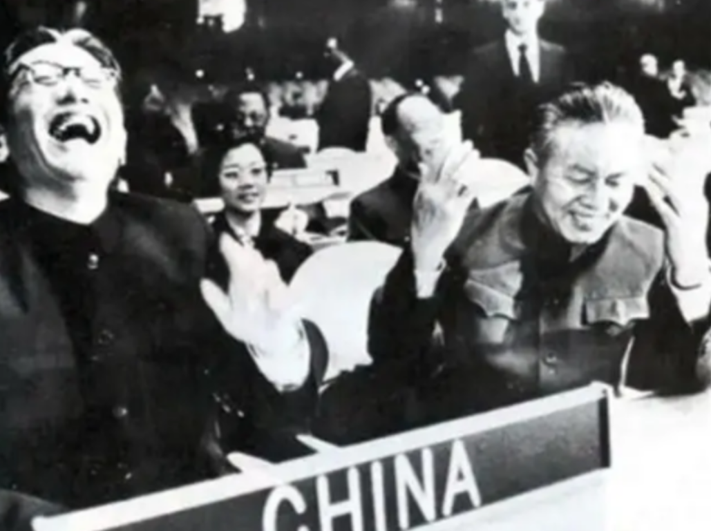 1985年，乔冠华归葬故乡盐城遭到拒绝，妻子章含之无奈之下找到一个人帮忙，此人在