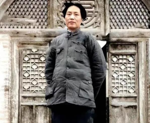 1937年，毛主席的警卫员一次擦枪走火，子弹“砰”一声射进了毛主席的房间，差点酿