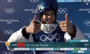 谷爱凌第一跳摔倒后，没想到，现场发生了这一幕。
谁也没想到自由式滑雪女子坡面障碍