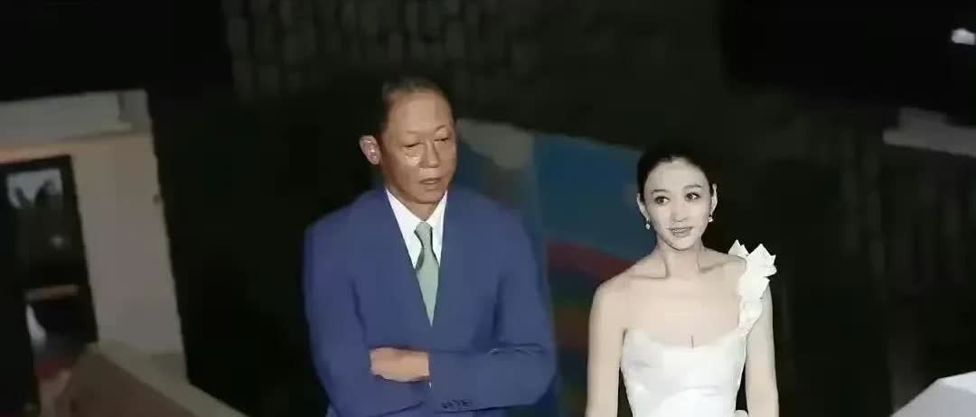 王志文和李小冉一起出席活动，王志文的脸都憋红了，尴尬的能用脚指头抠出两室一厅，只