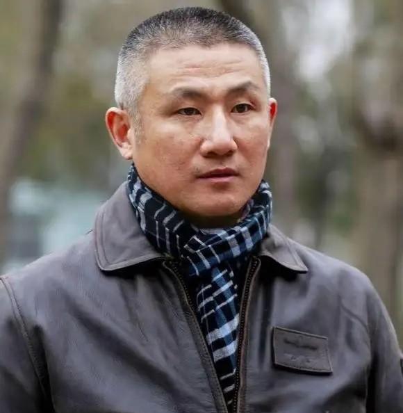 照片中的他小眼睛、单眼皮，长相普通，演的很多角色让人牙痒痒，但他演技特别的好，这