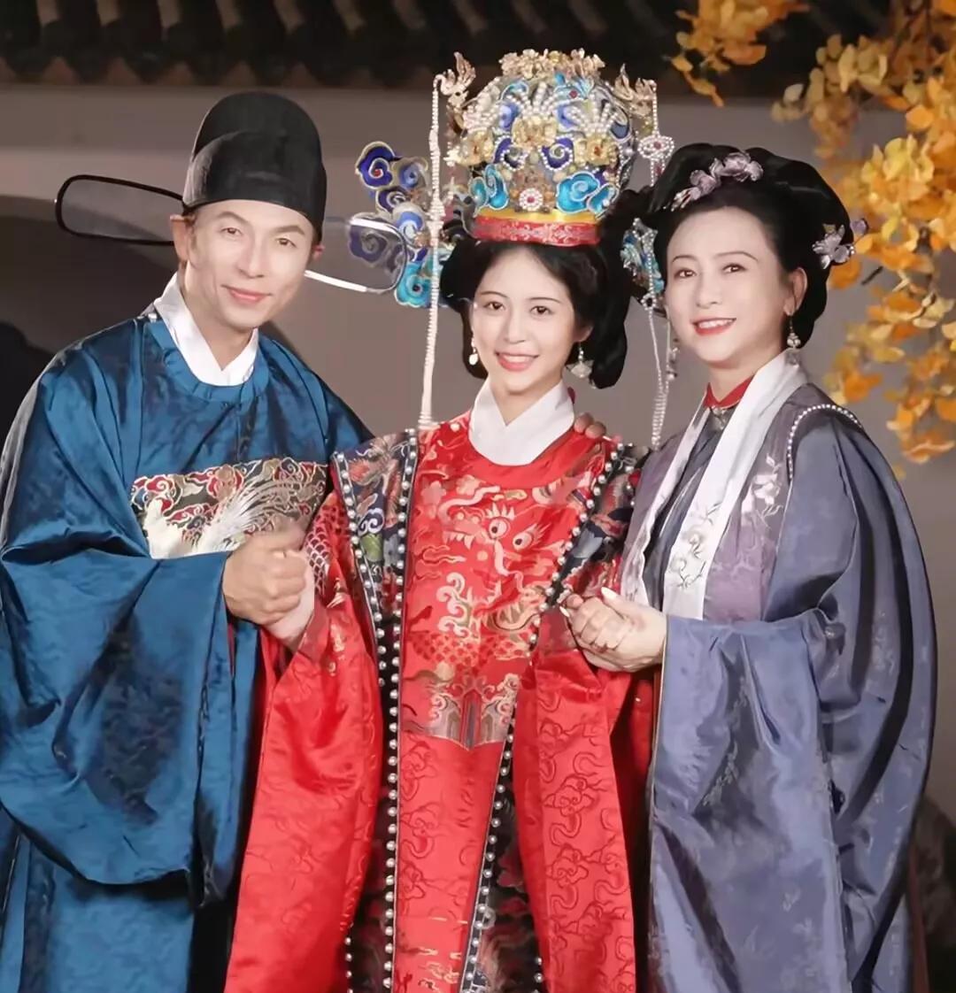 我知道翁虹家里条件优越。
也知道翁虹对独生女疼爱有加。
但我怎么都想不到的是，翁