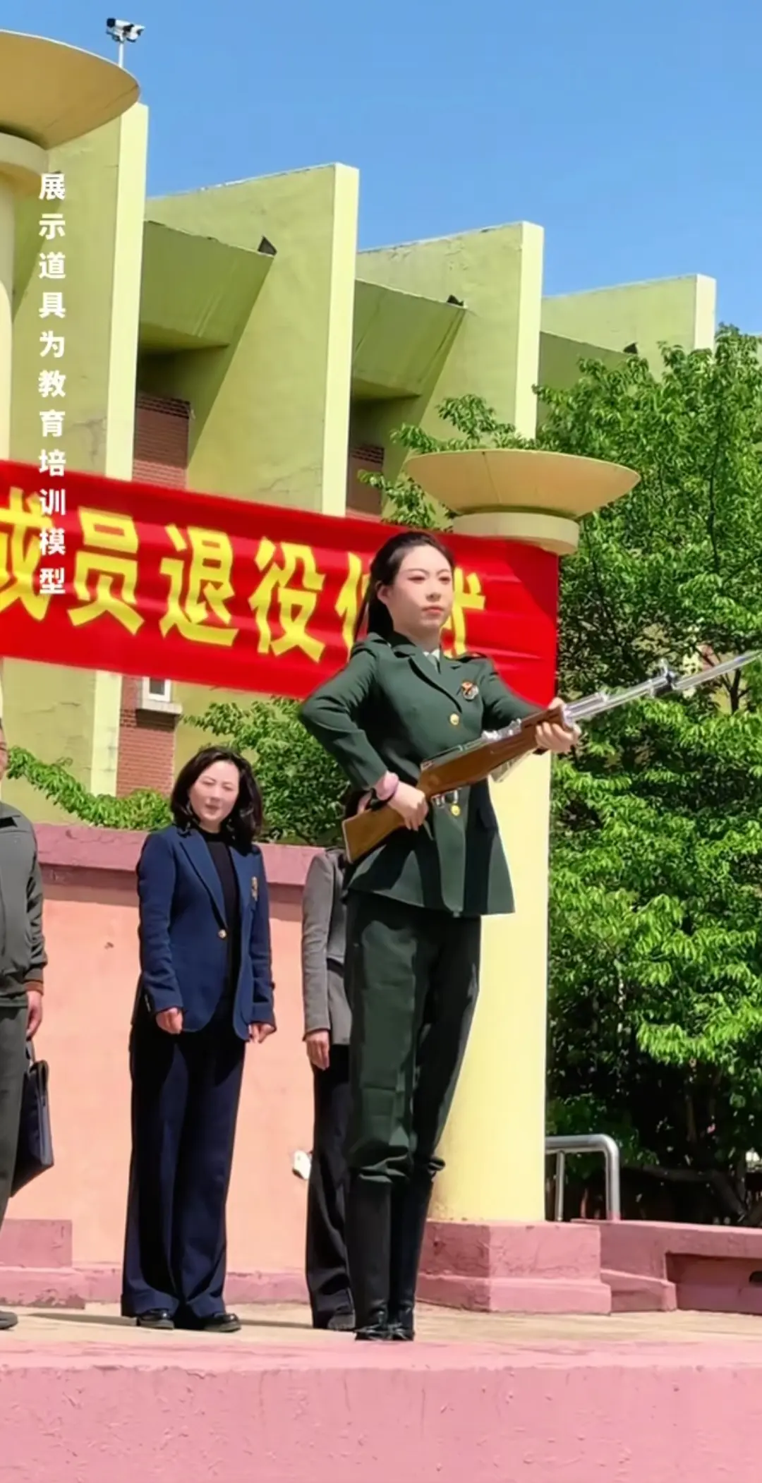 姿势太酷了，开了眼界了。



