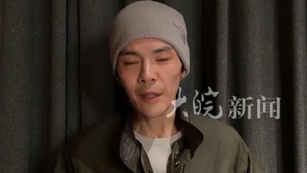 破防了！向佐素颜哽咽捐300万援港，喊出中国香港时，李连杰的公益底色藏不住了