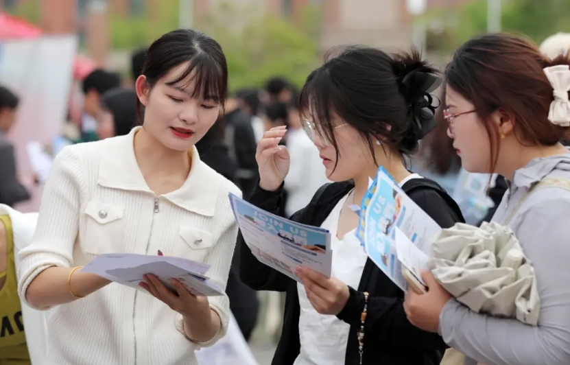 没有对比就没有伤害

今年高考完，家长们为了孩子能报个好学校，好专业

不惜花费
