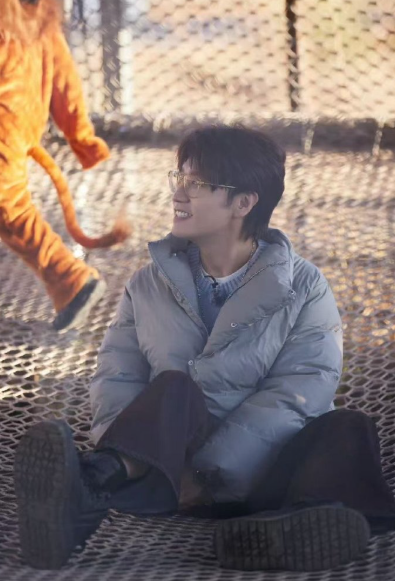 他蹲下身与琴凳齐高，用孩子听得懂的语言翻译和弦的秘密。黑白键在他手下变成会唱歌的