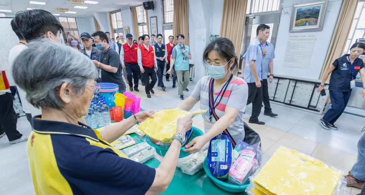 中国台湾省，此人前往中山小学，关心台北市2025城镇韧性演练的执行情况。
时间是