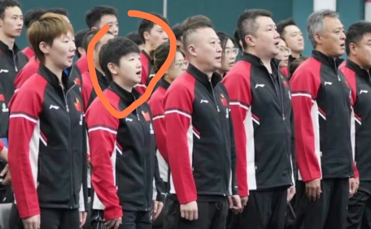 我敢说孙颖莎就是现在全网最高兴的人，
她翻来覆去也搞不明白，
不是唱的声音小
