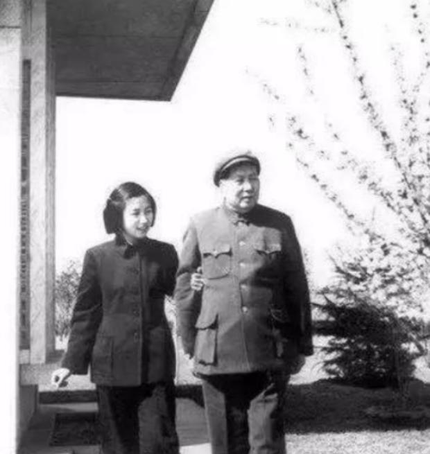 毛主席去世后，中办让李讷领回主席遗产，李讷落泪：这是父亲唯一留给我的……
198