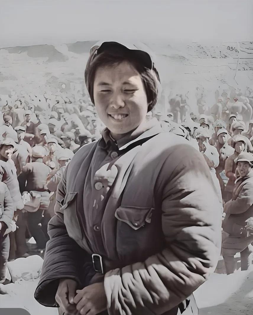 照片上这位解放军女战士大家一定不陌生，她就是后来的著名导演杨洁。
这张照片是19