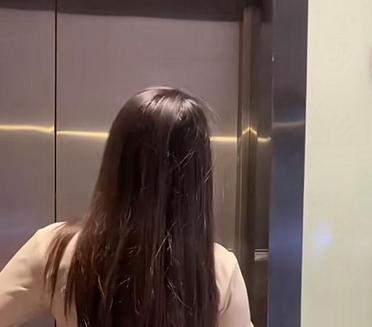 电梯里的她，牛仔裤勾勒出完美曲线，背影也这么迷人。