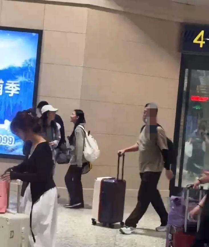 刘妈到哈尔滨一个礼拜了，去伺候克非老战友，脑血栓瘫痪在床的老郭去了。主要是老郭这