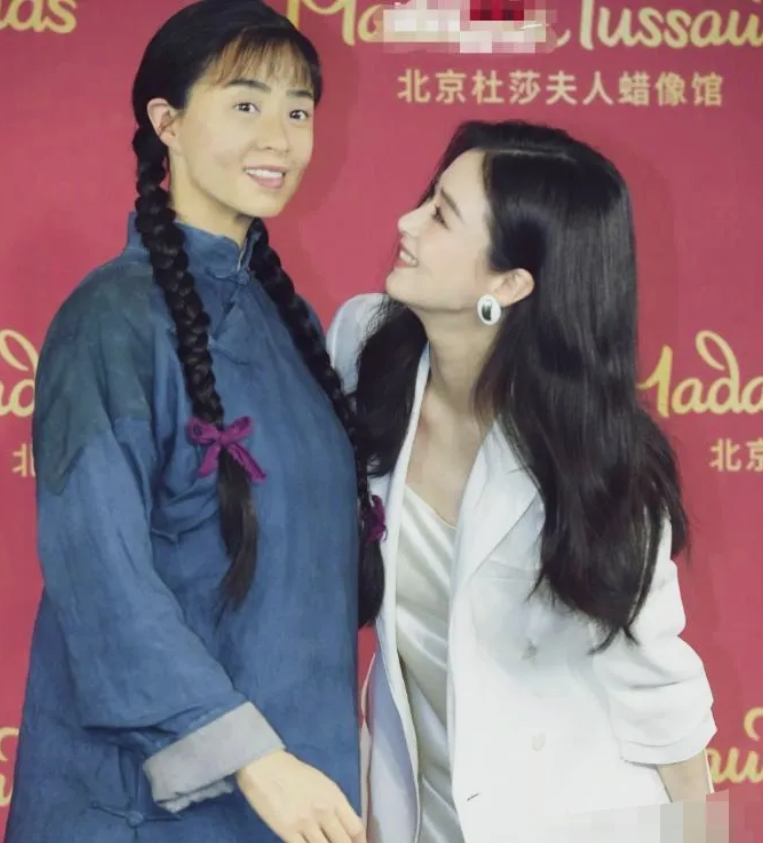 蒋欣的蜡像入驻杜莎夫人蜡像馆，选的是《功勋》里申纪兰的形象！蜡像梳着齐刘海、大麻