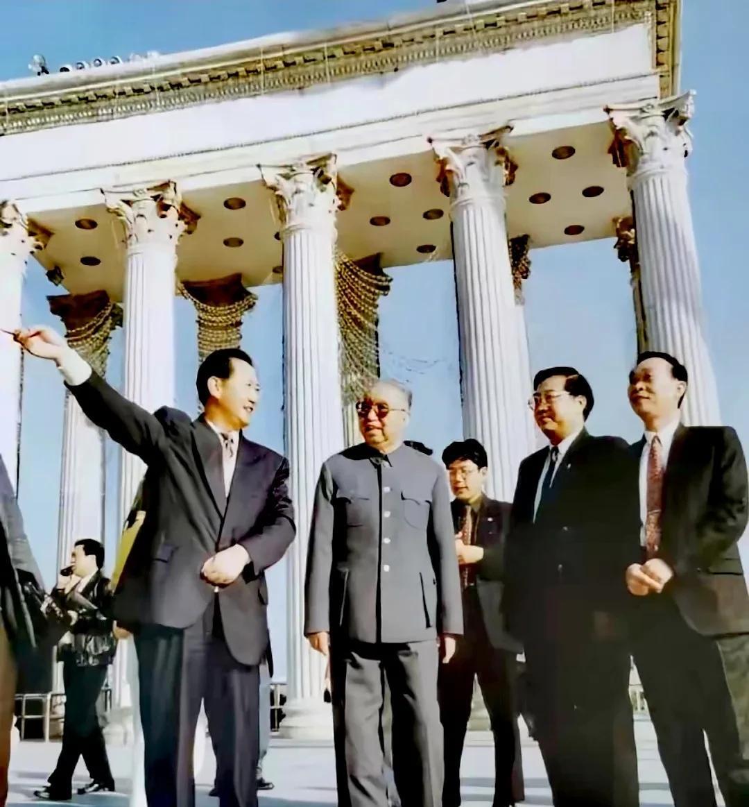 #夏日生活打卡季#
一九九五年十二月，已离职休养的华国锋同志在深圳特区参观时的留