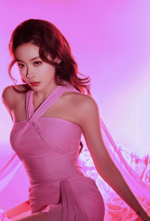 喻言一袭温柔粉纱穿搭，好有感觉！