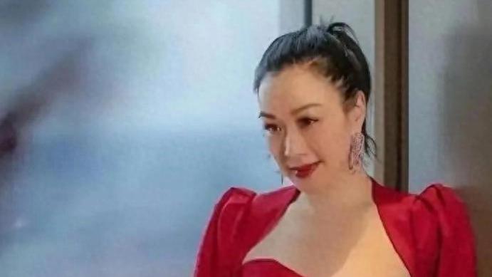 54岁钟丽缇真不服老，只不过公公在旁边，穿这样会不会尴尬了？