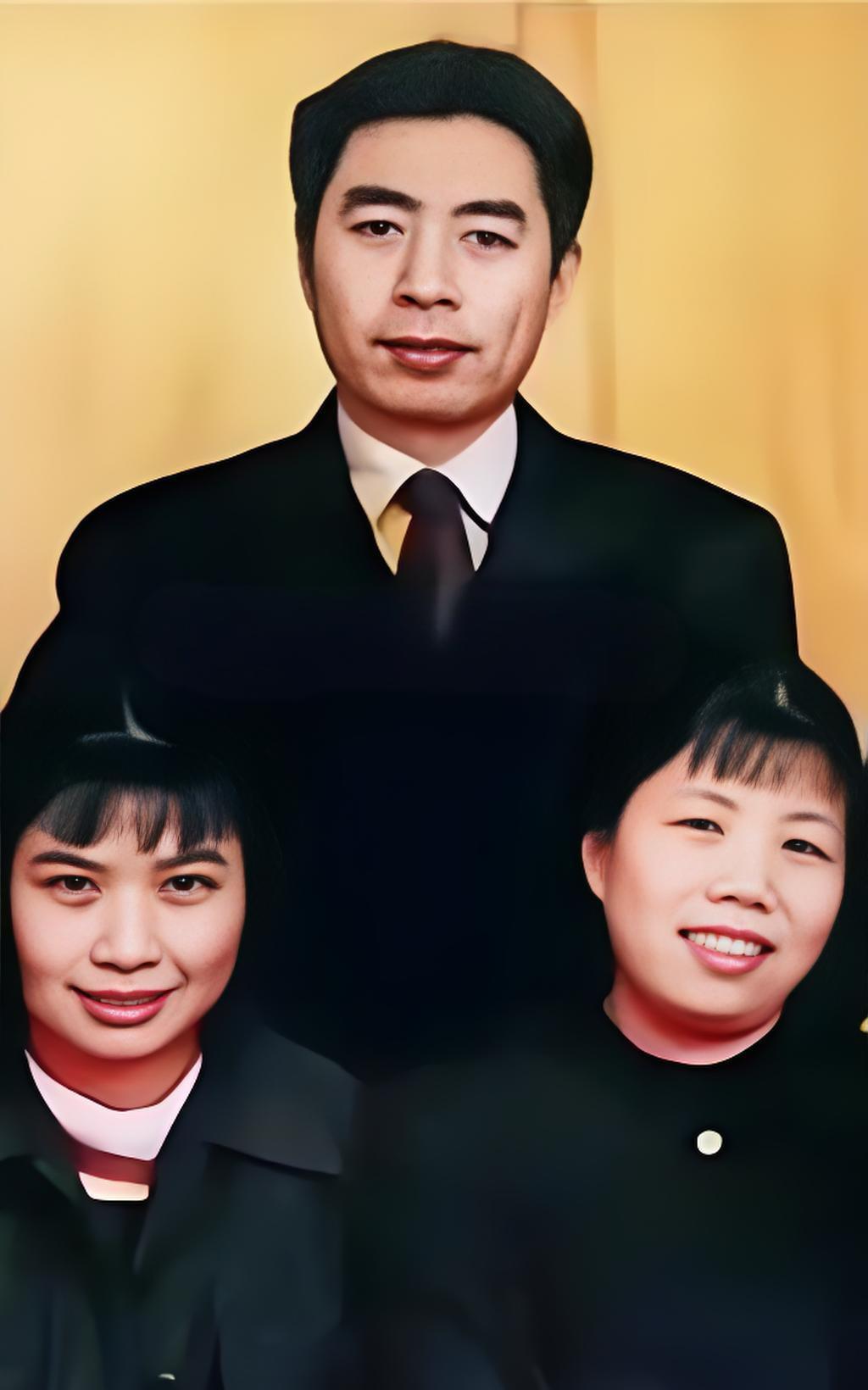 #老照片#
1939年，拍摄于莫斯科
周恩来、邓颖超夫妇
与养女孙维世一起，
合