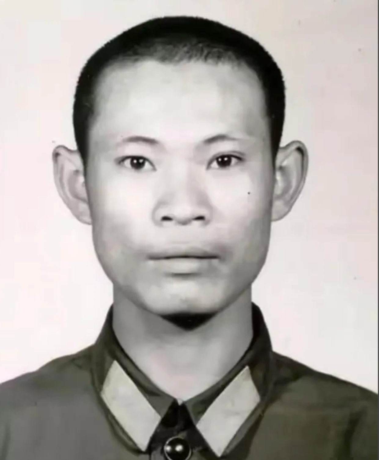 1984年，老山战役，在142号高地上，排长牺牲后，剩下14名战士无人指挥，这时
