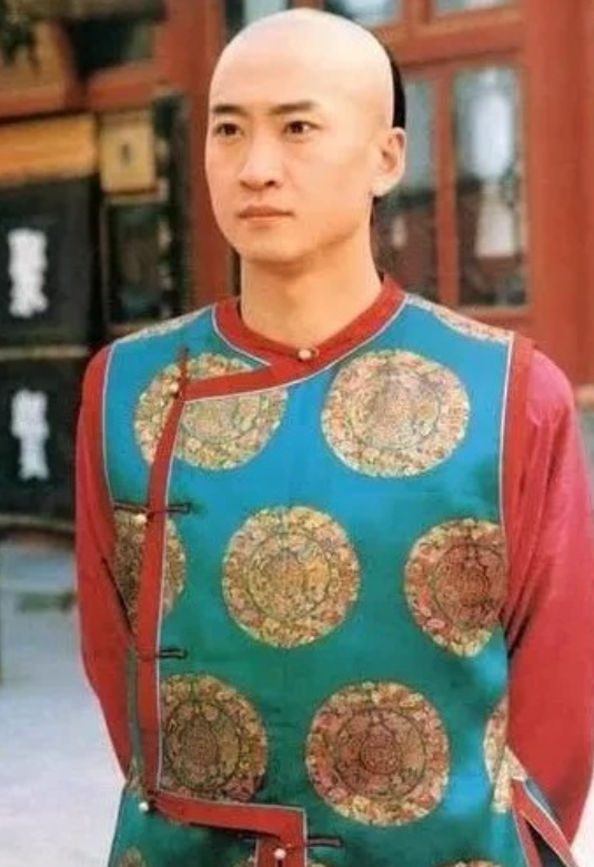 拍摄《还珠格格》的第二天，周杰就因为台词两度和导演产生冲突，气得导演想要揍他，得