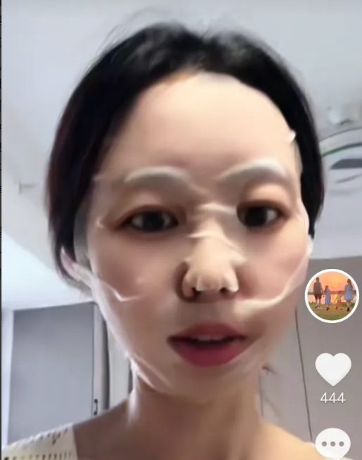 田静今天早上正式回应与杜大娘的关系！
有人总说，田静与大娘是母女俩！
田静在视频